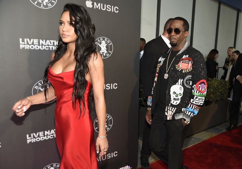 ARCHIVO - Cassie Ventura, a la izquierda, y Sean Diddy Combs, llegan al estreno en Los Ángeles de Cant Stop, Wont Stop: A Bad Boy Story en el Writers Guild Theater, el 21 de junio de 2017, en Beverly Hills, California. (Foto Chris Pizzello/Invision/AP archivo)