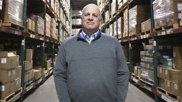 Rick Woldenberg, CEO de Learning Resources, en un almacén de la empresa en Vernon Hills, Illinois, el 11 de abril del 2025. (AP foto/Nam Y. Huh)
