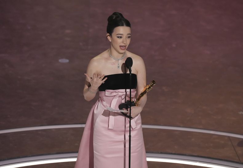 Mikey Madison recibe el premio a mejor actriz por Anora en los Oscar el domingo 2 de marzo de 2025 en el Teatro Dolby en Los Angeles. (Foto AP/Chris Pizzello)