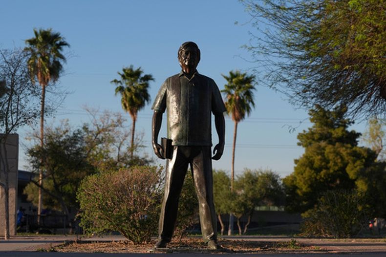 ARCHIVO - Una estatua de César Chávez se alza en medio de una plaza del parque César Chávez, en honor al fundador del sindicato United Farm Workers, el 18 de marzo de 2026, en Laveen, Arizona. (AP Foto/Ross D. Franklin, archivo)