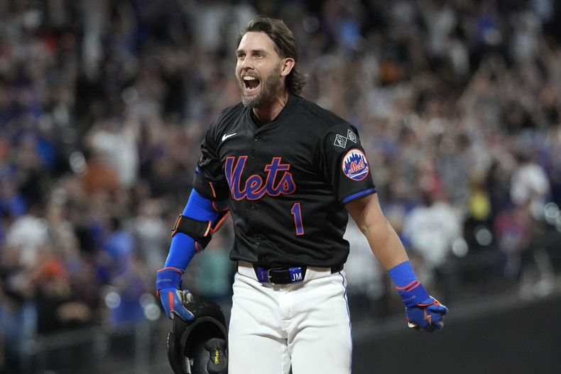 Jeff McNeil, de los Mets de Nueva York, festeja luego de pegar un sencillo con el que puso fin al encuentro ante los Bravos de Atlanta, el jueves 25 de julio de 2024 (AP foto/Pamela Smith)