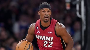 Jimmy Butler del Heat de Miami durante el primer tiempo del partido contra los Knicks de Nueva York, el domingo 30 de abril de 2023, en Nueva York. (AP Foto/John Minchillo)