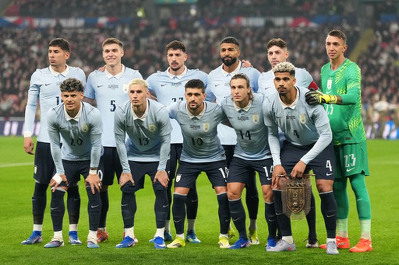 ARCHIVO - Los jugadores de Uruguay posan para la foto de equipo antes del partido de fútbol amistoso internacional entre Inglaterra y Uruguay en Londres, el viernes 27 de marzo de 2026. (Foto de archivo de AP/Alastair Grant)