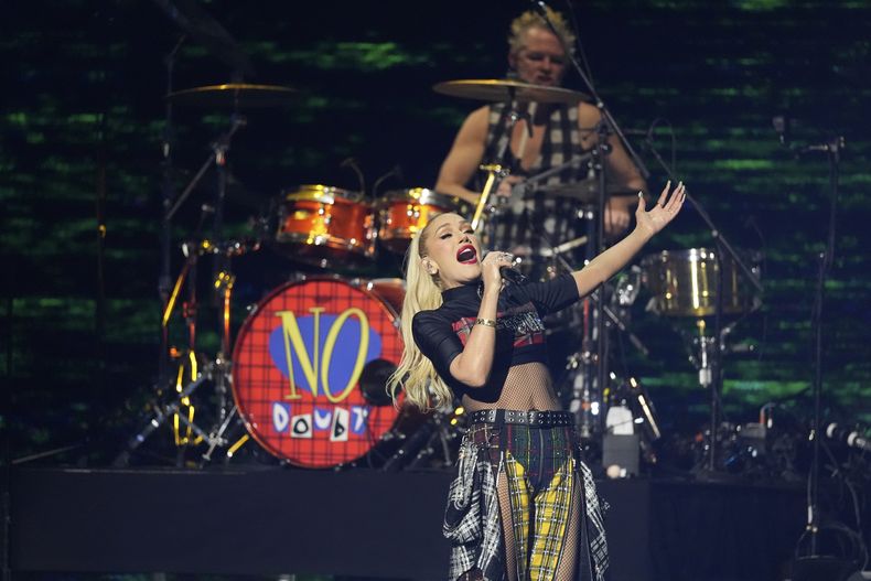 Gwen Stefani (izquierda), de No Doubt, y Adrian Young actúan en el concierto benéfico FireAid, el 30 de enero de 2025, en The Forum, en Inglewood, California. (AP Foto/Chris Pizzello)