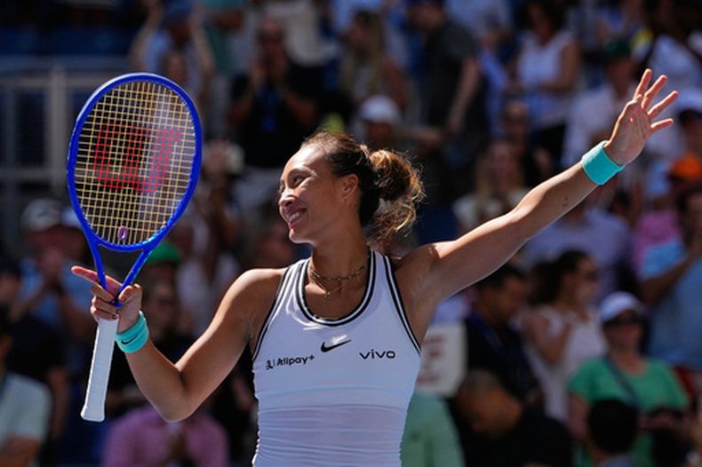 Qinwen Zheng celebra tras vencer a Iga Swiatek en los octavos de final del US Open, el lunes 7 de septiembre de 2026, en Nueva York. (AP Foto/Seth Wenig)