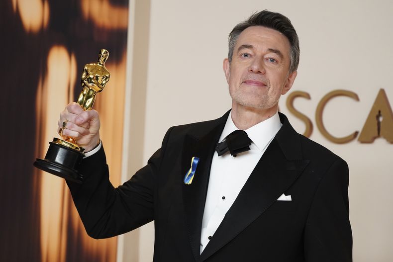 Peter Straughan, ganador del premio al mejor guion adaptado por Conclave, posa en la sala de prensa de los Oscar el domingo 2 de marzo de 2025 en el Teatro Dolby de Los Ángeles. (Foto Jordan Strauss/Invision/AP)