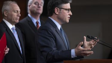 El presidente de la Cámara de Representantes, el republicano Mike Johnson, al centro, acompañado a la izquierda por el líder de la mayoría en la cámara baja, el republicano Steve Scalise, y el republicano Tom Emmer, durante una conferencia de prensa después de presentar su versión final de una iniciativa interina de gastos a su bancada, el martes 17 de diciembre de 2024, en Washington. (AP Foto/J. Scott Applewhite, Archivo)