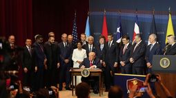 El presidente Donald Trump firma una proclamación donde se compromete a contrarrestar la actividad criminal de los cárteles en la cumbre Escudo de las Américas, el sábado 7 de marzo de 2026 en Trump National Doral Miami, en Doral, Florida. (AP Foto/Rebecca Blackwell)