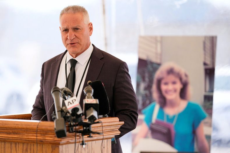 El director del sistema penitenciario de Tennessee Frank Strada le habla a la prensa tras la ejecución de Harold Wayne Nichols el 11 de diciembre del 2025, en Nashville, Tennessee. (AP foto/George Walker IV)