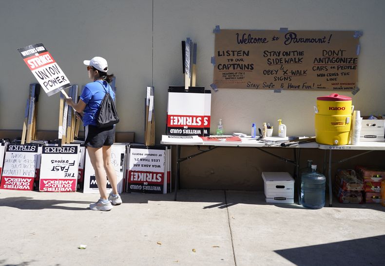 Pautas para manifestantes en un letrero frente a los estudios Paramount el miércoles 19 de julio de 2023 en Los Ángeles. (Foto AP/Chris Pizzello)