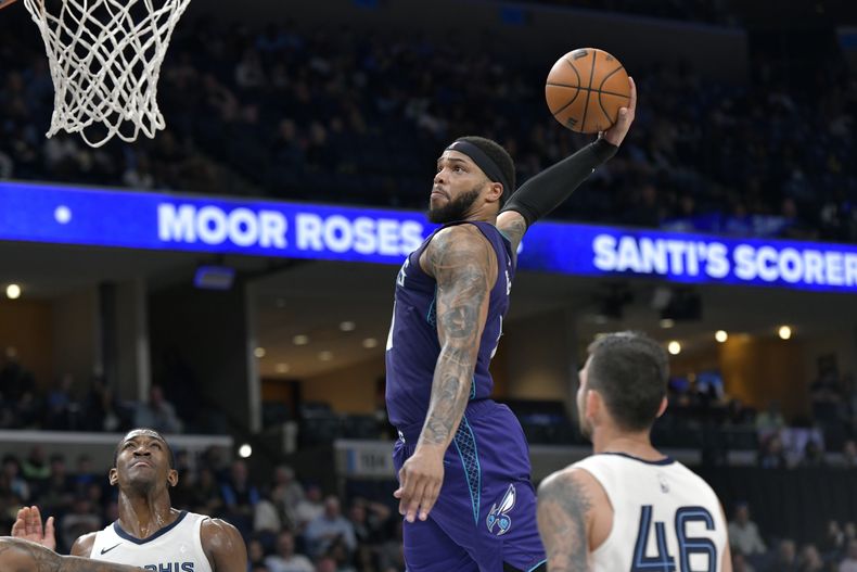 Miles Bridges, de los Hornets de Charlotte, se alza para lograr una clavada en contra de los Grizzlies de Memphis, durante el juego de baloncesto de la NBA, el miércoles 13 de marzo de 2024, en Memphis, Tennessee. (AP Foto/Brandon Dill)