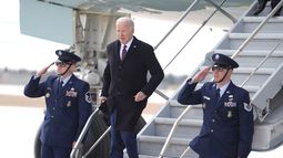 El presidente Joe Biden llega al Aeropuerto Regional Manchester-Boston para un evento sobre la reducción de precios para las familias estadounidenses, el 11 de marzo de 2024. (Foto AP/Evan Vucci)