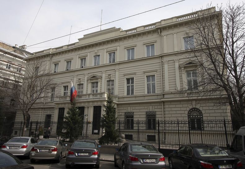 ARCHIVO - Una vista exterior de la embajada rusa en Viena, Austria, el 19 de marzo de 2010. (AP Foto/Ronald Zak, Archivo)