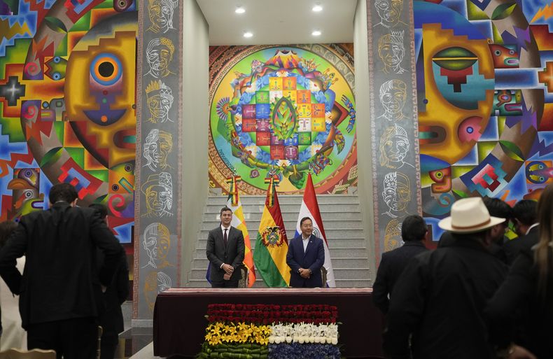 El presidente de Paraguay, Santiago Peña, a la izquierda, y el mandatario boliviano, Luis Arce, en un acto de firma de acuerdos en el palacio de gobierno en La Paz, Bolivia, el jueves 13 de junio de 2024. (AP Foto/Juan Karita)