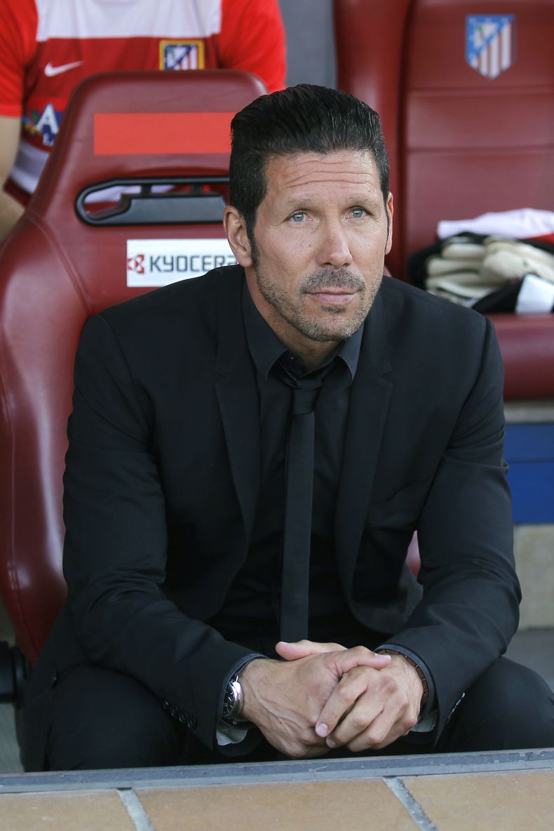 El t&eacute;cnico del Atl&eacute;tico de Madrid, Diego Simeone, observa un partido contra M&aacute;laga el domingo, 11 de mayo de 2014, en Madrid. (AP Photo/Gabriel Pecot)