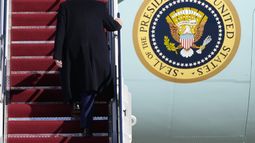 El presidente Donald Trump aborda el Air Force One en la base conjunta Andrews, Maryland, el viernes 14 de febrero de 2025, en ruta a West Palm Beach, Florida. (AP foto/Ben Curtis)