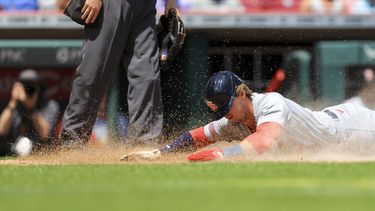 Nolan Gorman de los Cardenales de San Luis anota una carrera tras un lanzamiento descontrolado de Lucas Sims de los Rojos de Cincinnati, el jueves 25 de mayo de 2023. (AP Foto/Aaron Doster)
