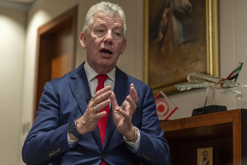 El CEO de Dubai Airports, Paul Griffiths, conversa con The Associated Press en Dubái, Emiratos Árabes Unidos, el jueves 30 de enero de 2025. (AP Foto/Altaf Qadri)