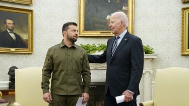 ARCHIVO - El presidente estadounidense Joe Biden (derecha) con su homólogo ucraniano Volodymyr Zelenskyy en la Oficina Oval de la Casa Blanca, en Washington, el jueves 21 de septiembre de 2023. (AP Foto/Evan Vucci, Archivo)