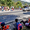 Migrantes venezolanos buscan avanzar por México y desafiar nuevo programa de EEUU