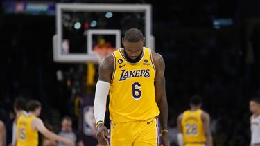 El cabizbajo LeBron James, de los Lakers de Los Ángeles, durante los últimos minutos de la derrota ante los Nuggets de Denver en los playoffs de la NBA, el lunes 22 de mayo de 2023 en Los Ángeles. (AP Foto/Ashley Landis)