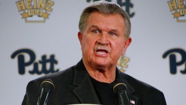 ARCHIVO - Mike Ditka, el ex entrenador de los Bears de Chicago, durante una rueda de prensa previo a un juego de la NCAAA, el 7 de noviembre de 2015, en Pittsburgh. (AP Foto/Keith Srakocic)