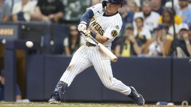 Isaac Collins de los Cerveceros de Milwaukee conecta un jonrón para dejar tendidos en el campo a los Mets de Nueva York durante la novena entrada de un juego de béisbol, el domingo 10 de agosto de 2025, en Milwaukee. (AP Photo/Jeffrey Phelps)