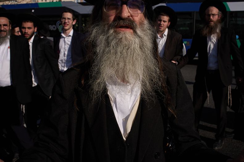 Judíos ultraortodoxos bloquean una carretera durante una protesta contra el reclutamiento militar en Jerusalén, el 29 de abril de 2026. (Foto AP/Leo Correa)