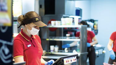 tiktok: una joven renuncia a su trabajo en mcdonalds para hacer videos y ahora gana hasta 10.000 dolares al mes