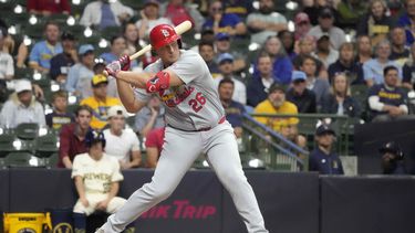 Luken Baker, de los Cardenales de San Luis, batea un sencillo productor en la décima entrada del juego ante los Cardenales de San Luis, el miércoles 4 de septiembre de 2024 (AP Foto/Kayla Wolf)