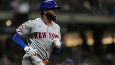 El cubano Luis Robert Jr., de los Mets de Nueva York, recorre las bases luego de conectar un jonrón solitario ante los Cerveceros de Milwaukee, el martes 21 de julio de 2026 (AP Foto/Aaron Gash)