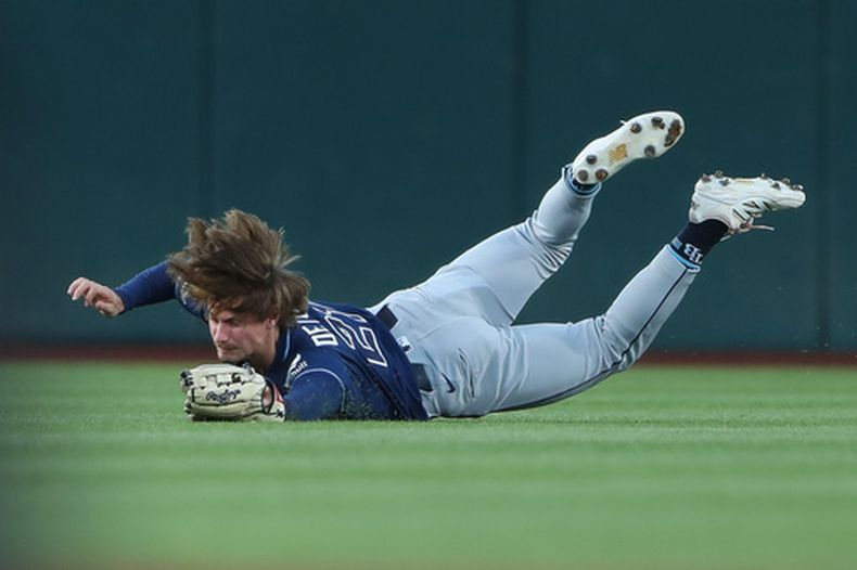 Jonny DeLuca, jardinero central de los Rays de Tampa Bay, hace una atrapada con un clavado para sacar el último out de la cuarta entrada del juego de béisbol de Grandes Ligas contra los Atléticos, el lunes 10 de agosto de 2026, en West Sacramento, California. (AP Foto/Scott Marshall)