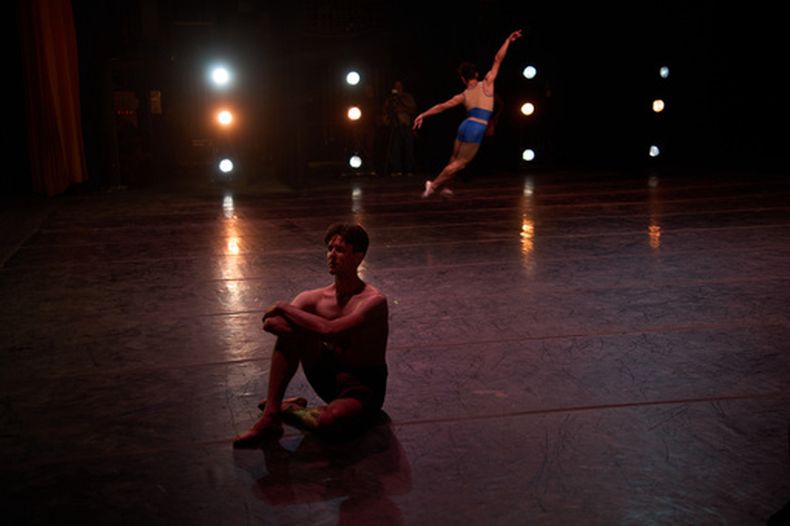 Dani Hernández, bailarín principal del Ballet Nacional de Cuba y director de la Escuela Nacional de Ballet, está sentado en el escenario durante un ensayo en La Habana, Cuba, el viernes 21 de agosto de 2026. (AP Foto/Ramón Espinosa)