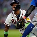 ARCHIVO - Ronald Acuña Jr. (13), de los Bravos de Atlanta, se roba la tercera base ante el tercera base de los Azulejos de Toronto, Kazuma Okamoto (7), en la quinta entrada de un partido de béisbol el 3 de junio de 2026, en Atlanta. (Foto AP/Mike Stewart, Archivo)