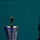 ARCHIVO - La silueta del presidente de FIFA, Gianni Infantino, se ve a contraluz al pasar junto al trofeo de la Copa del Mundo tras dirigirse al 76.º Congreso de la FIFA en Vancouver, Columbia Británica, el jueves 30 de abril de 2026. (Darryl Dyck/The Canadian Press vía AP, Archivo)