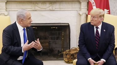 Archivo - El presidente Donald Trump, derecha, se reúne con el primer ministro israelí, Benjamin Netanyahu, en la Oficina Oval, el 15 de septiembre de 2020, en la Casa Blanca, en Washington. (AP Foto/Alex Brandon, Archivo)
