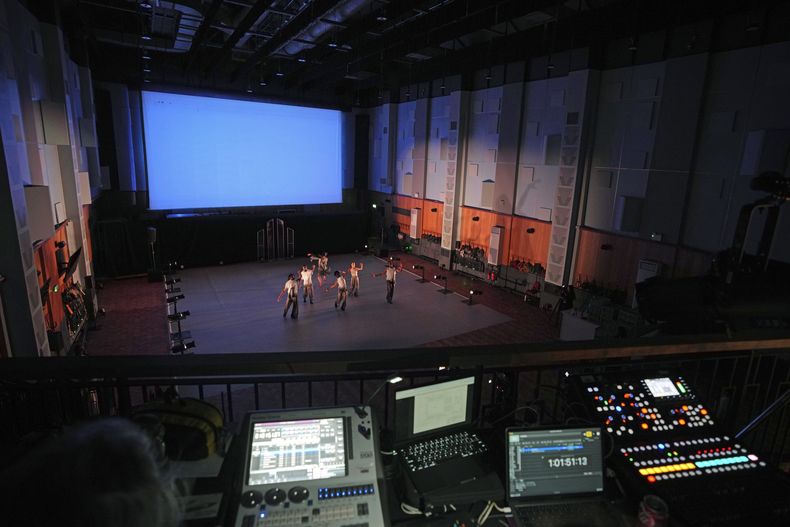 Bailarines ensayan en el Studio One de Abbey Road en Londres el jueves 27 de marzo de 2025. (Foto AP/Kin Cheung)