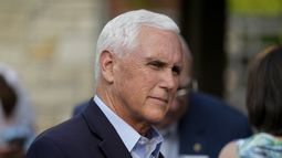 El exvicepresidente Mike Pence habla con residentes durante un evento, el 23 de mayo de 2023, en Des Moines, Iowa. (AP Foto/Charlie Neibergall)