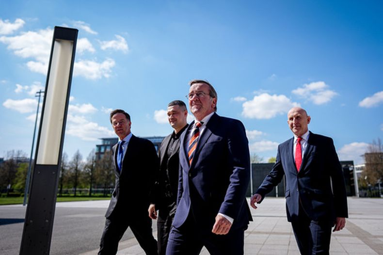 De izquierda a derecha, el secretario general de la OTAN, Mark Rutte, el minitro de Defensa de Ucrania, Mykhailo Fedorov, el ministro de Defensa de Alemania, Boris Pistorius, y el secretario de Defensa de Reino Unido, John Healey, se reúnen en el Grupo de Contacto para Ucrania frente el Ministerio Federal de Defensa en Berlín, Alemania, el miércoles 15 de abril de 2026. (Kay Nietfeld/dpa vía AP)