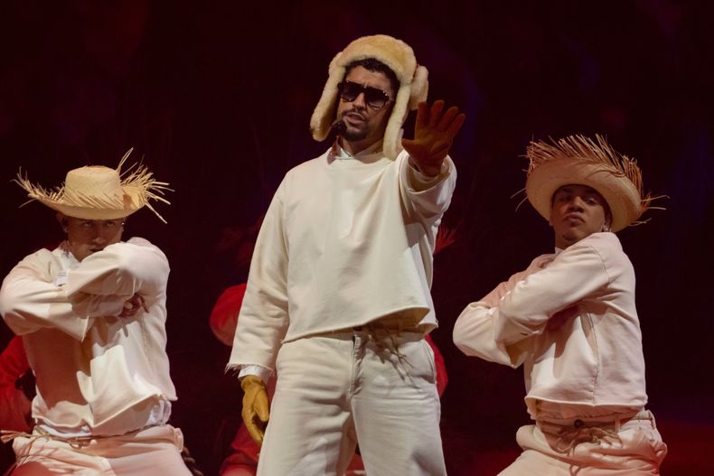 Bad Bunny se presenta durante el concierto final de su residencia de verano en su tierra natal en el Coliseo de Puerto Rico José Miguel Agrelot, en San Juan, Puerto Rico, el sábado 20 de septiembre de 2025. (Foto AP/Alejandro Granadillo)