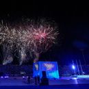 La pirotecnia estalla sobre el estadio Jorge Mágico González de San Salvador durante la ceremonia inaugural de los Juegos Centroamericanos y del Caribe en San Salvador, el viernes 23 de junio de 2023 (AP Foto/Arnulfo Franco)