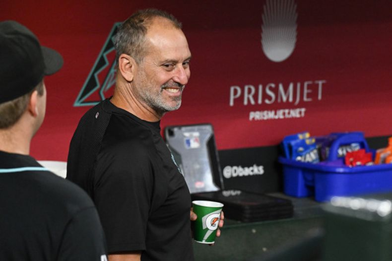 Torey Lovullo, manager de los Diamondbacks de Arizona, sonríe en la cueva antes de un juego ante los Yankees de Nueva York, el domingo 20 de septiembre de 2026 (AP Foto/Caitlin OHara)