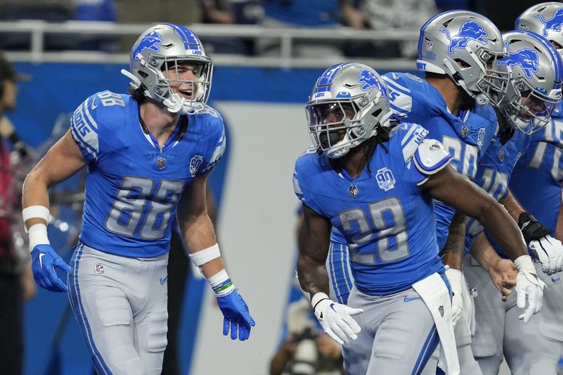 El wide receiver Chase Cota (88) de los Lions de Detroit celebra su touchdown ante los Jaguars de Jacksonville, el sábado 19 de agosto de 2023, en Detroit. (AP Foto/Paul Sancya)
