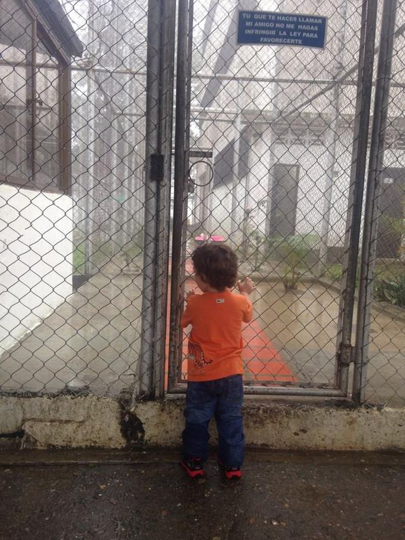 La fotografía habla por sí sola, el pequeño ?Leosan?, como lo llaman sus padres, Lilian Tintori y Leopoldo López se quedó a las afueras de la cárcel sin poder entrar a ver a su padre.