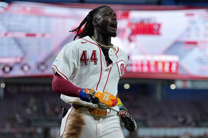 Elly de la Cruz, campocorto dominicnao de los Rojos de Cincinnati, festeja tras anotar en un wild pitch de los Atléticos, el martes 4 de agosto de 2026 (AP Foto/Carolyn Kaster)