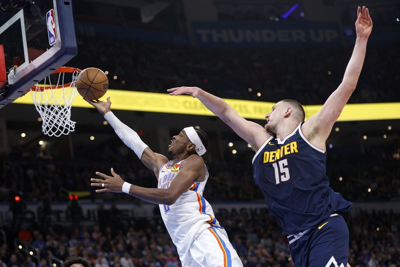 El canadiense Shai Gilgeous-Alexander, del Thunder de Oklahoma City, encesta frente al serbio Nikola Jokic, de los Nuggets de Denver, en el partido del lunes 10 de marzo de 2025 (AP Foto/Nate Billings)