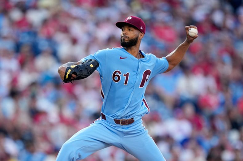 El dominicano Cristopher Sánchez, de los Filis de Filadelfia, lanza en el duelo del jueves 6 de agosto de 2026 ante los Nacionales de Washington (AP Foto/Matt Slocum)