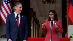 La presidenta interina de Venezuela, Delcy Rodríguez (derecha), pronuncia un discurso conjunto con el secretario del Interior de Estados Unidos, Doug Burgum, en el palacio presidencial de Miraflores, en Caracas, Venezuela, el miércoles 4 de marzo de 2026. (Foto AP/Ariana Cubillos) La presidenta interina de Venezuela, Delcy Rodríguez (derecha), pronuncia un discurso conjunto con el secretario del Interior de Estados Unidos, Doug Burgum, en el palacio presidencial de Miraflores, en Caracas, Venezuela, el miércoles 4 de marzo de 2026. (Foto AP/Ariana Cubillos)
