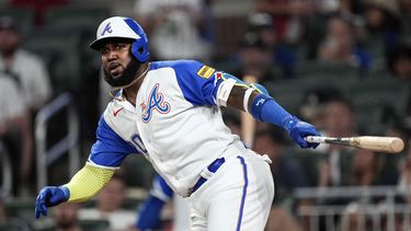 El dominicano Marcell Ozuna, de los Bravos de Atlanta, conecta un sencillo en el encuentro del viernes 28 de julio de 2023 (AP Foto/John Bazemore)