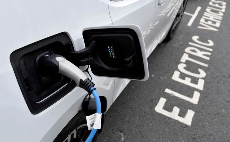 La otra cara de los autos eléctricos: la contaminación que genera la producción de sus baterías